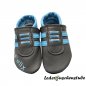 Preview: Lederpuschen Turnschuh anthrazit-hellblau, rechts Namen vorne hellblau, Streifen und Schnürsenkel hellblau